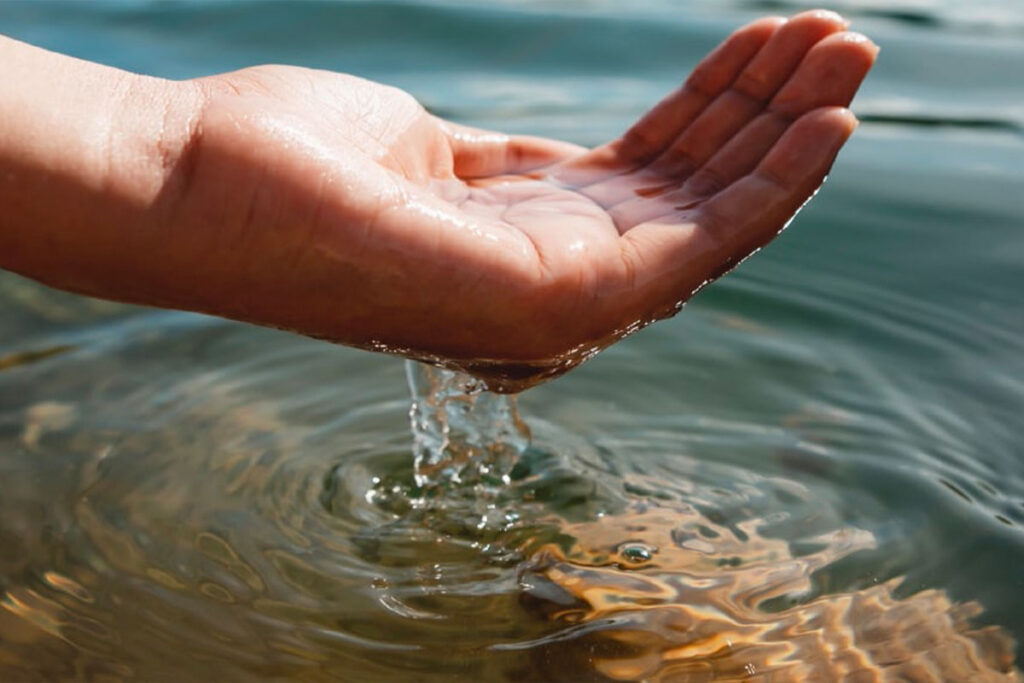hand dripping water